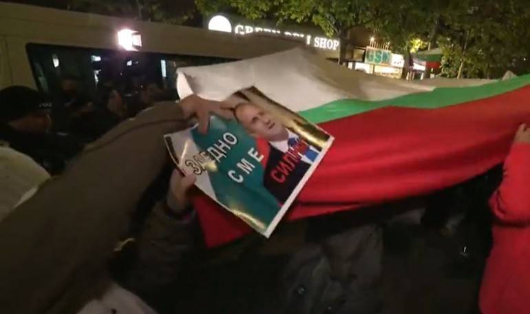 Протестиращите носят рекламни материали на Румен Радев